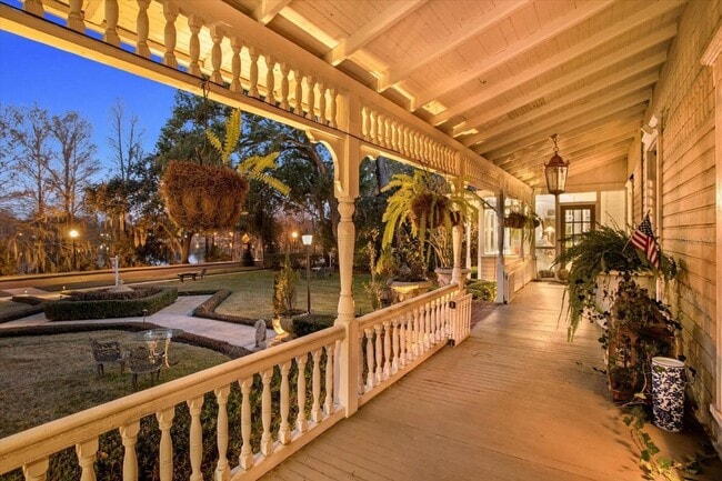 Building Photo - Queen Anne Victorian Estate