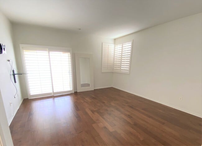 Building Photo - Executive 2-Bedroom Condo in the Prestigious South Bay 360 Community