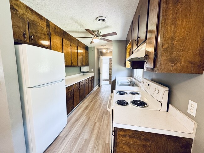 Building Photo - 3582 Greenwood Dr