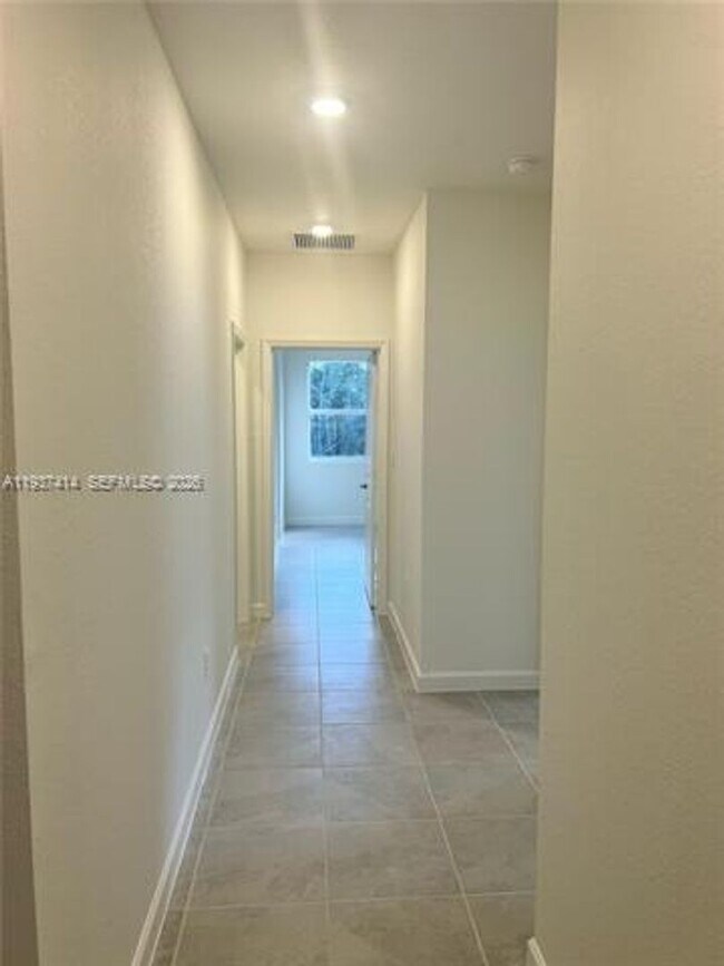 Building Photo - 2422 SE 30th St