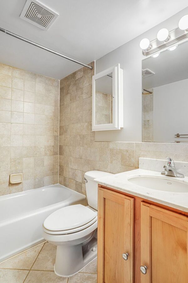 Building Photo - 752 9th St SE