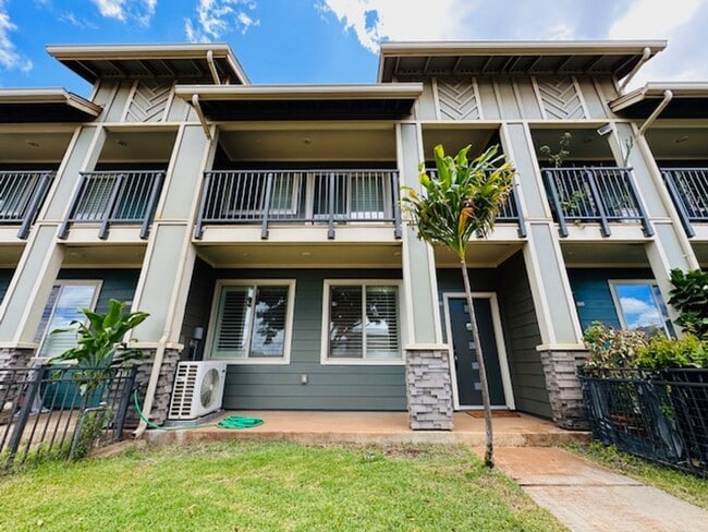 Building Photo - 3 Bedroom, 2.5 Bathroom with 1 Enclosed Pa...