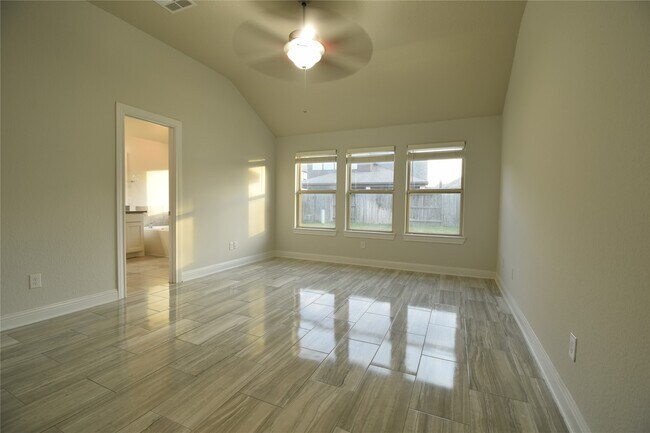 Building Photo - 16643 Highland Country Dr