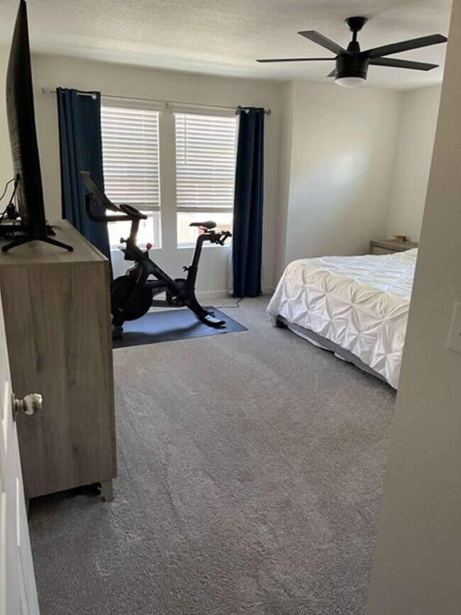 Building Photo - Newer townhome in beautiful Banning Lewis Ranch neighborhood