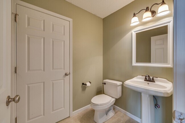 Building Photo - 2 br/ 2.5 bath condo in Johnson City TN