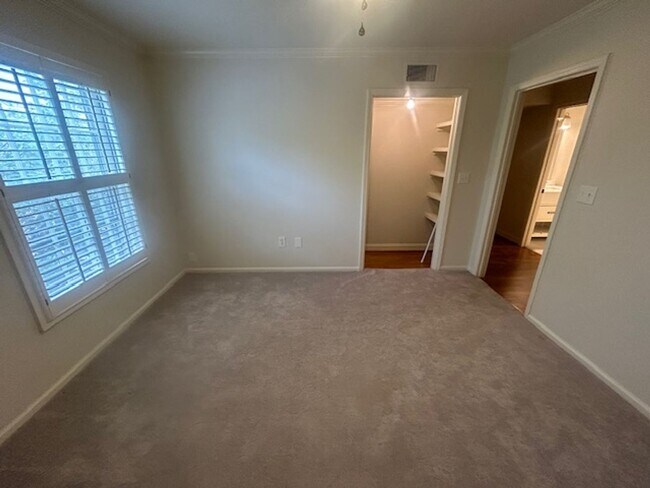 Building Photo - 5516 Lakeshore Dr