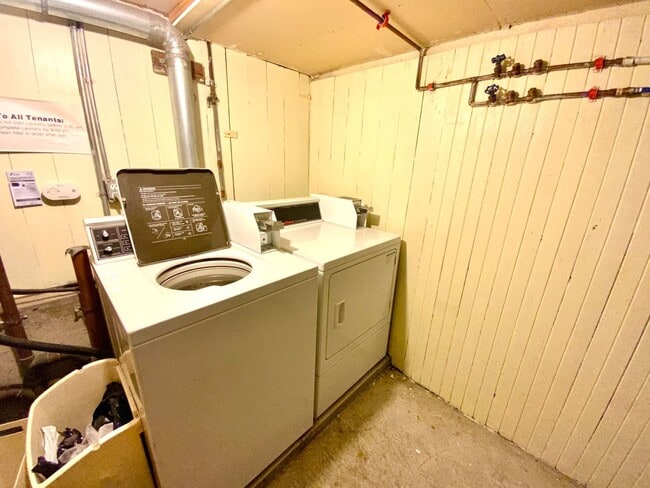 Building Photo - Bright, Corner Studio! Laundry On-Site! HARDWOOD! High Ceilings!