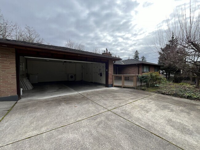 Building Photo - Charming Portland Retreat with Lush Garden, Forest Backdrop & Stylish Updates — Steps to OHSU