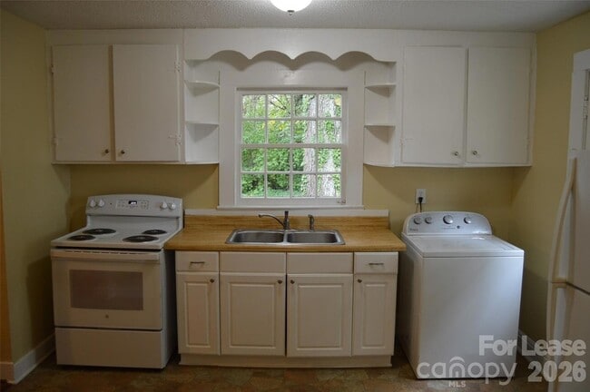 Building Photo - 819 Charlotte Ave