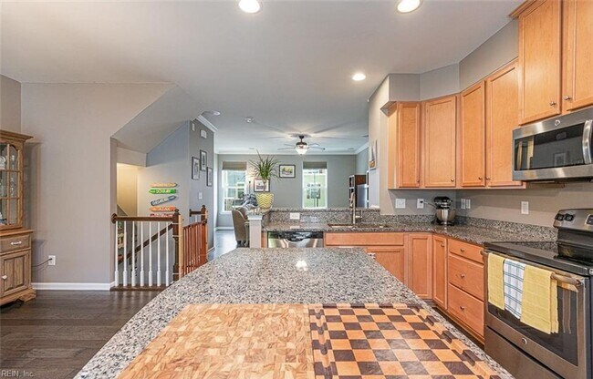 Building Photo - Gorgeous Tri-Level Condo