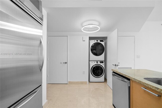 Building Photo - 16275 Collins Ave