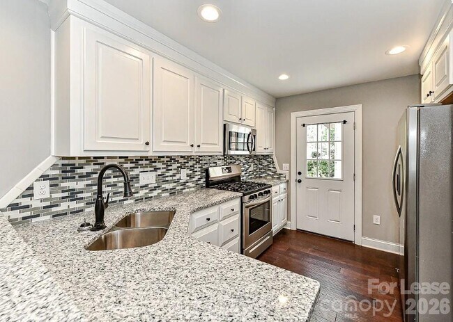 Building Photo - 704 N Main St