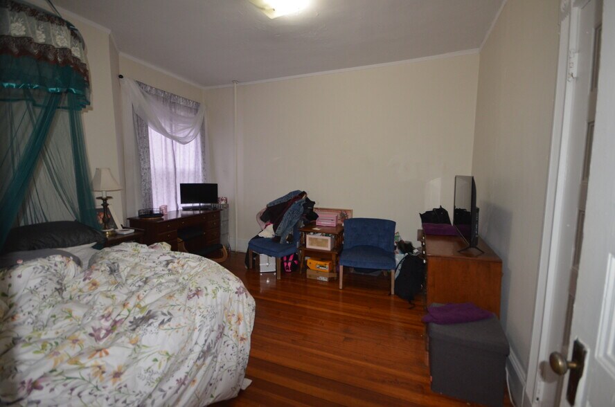Building Photo - 1566 Beacon St