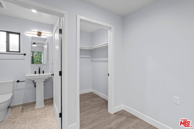 Building Photo - 1518 1/4 Stearns Dr