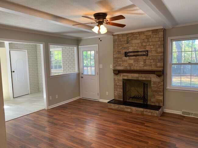 Building Photo - Updated 3 Bedroom Located Off Jefferson Rd - Lawncare Included!