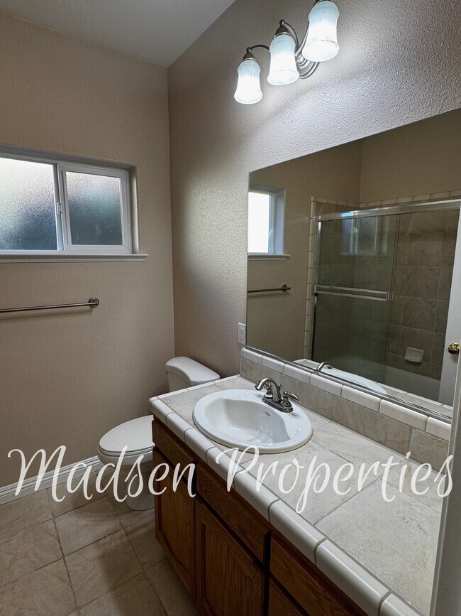 Building Photo - 121 Hart Ln