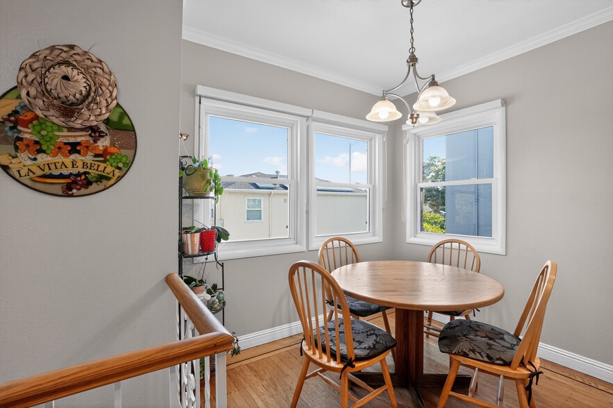 Breakfast nook facing windows - 60 Goleta Ave