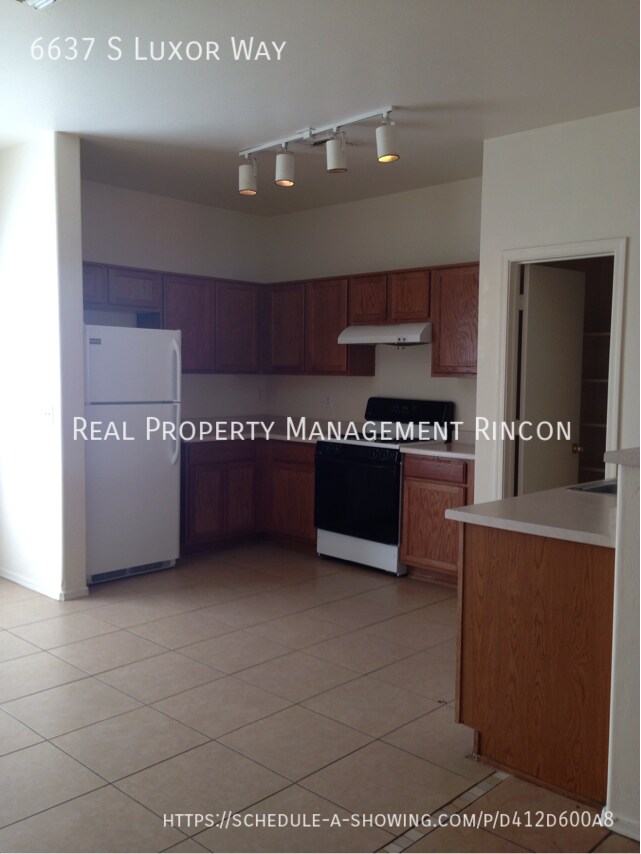 Building Photo - 6637 S Luxor Way