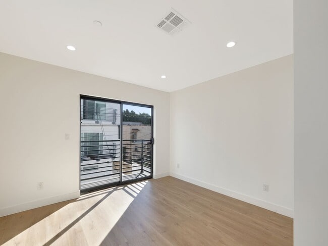 Building Photo - Massive 4 & 5 Bed Luxury Townhomes
