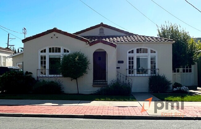 Primary Photo - Inviting 2BD Craftsman Bungalow w/ New HVA...