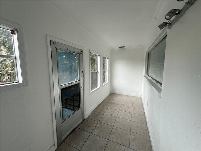 Building Photo - 1345 Drew St