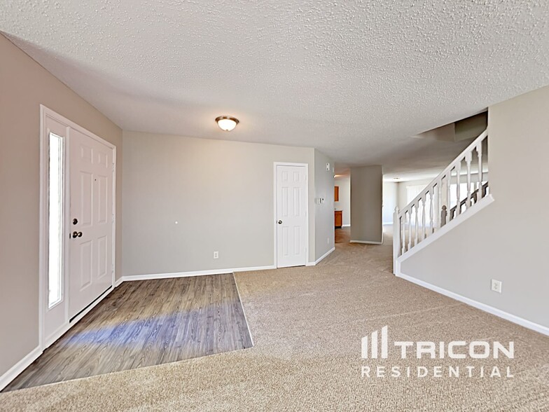 Building Photo - 6880 W Littleton Dr