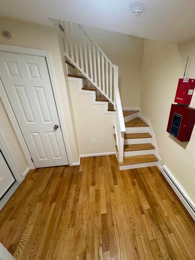 Building Photo - 111 Main St