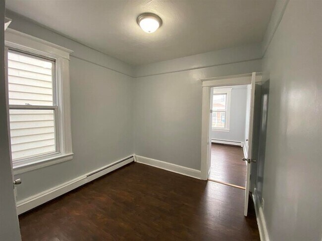 Building Photo - 126 W 19th St