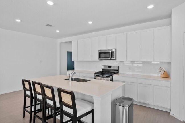 Building Photo - 807 Heaven Dr