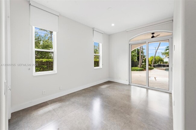 Building Photo - 552 Palm Dr