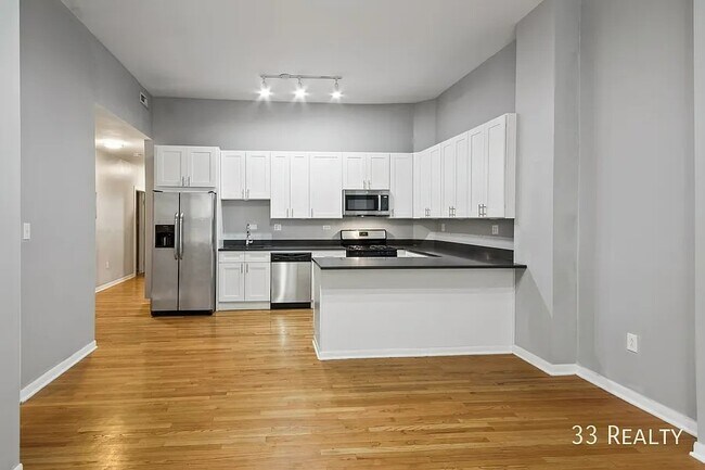 Building Photo - Spacious 4b/2b Top Floor, Wicker Park Avail July 1st!