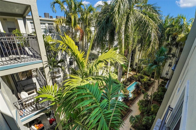 Building Photo - 533 NE 3rd Ave