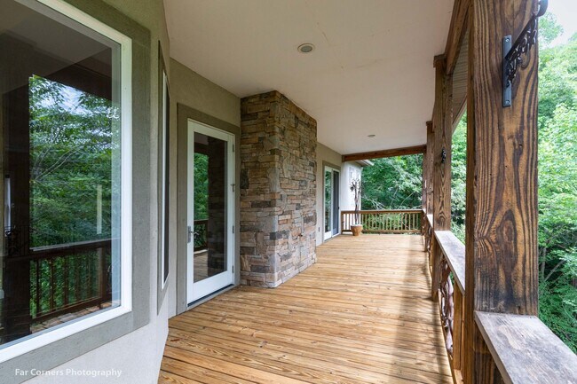 Building Photo - 370 Country Club Dr