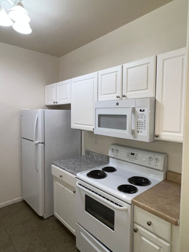 Building Photo - 1930 Monte Vista Dr