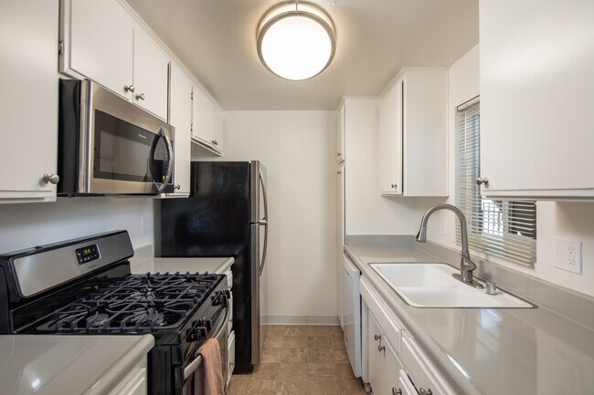 Building Photo - 11905 Avon Way