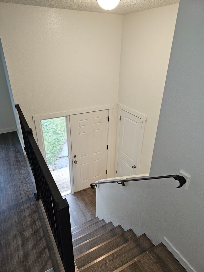 Building Photo - Beautiful Renovated 4 bedroom home For Ren...