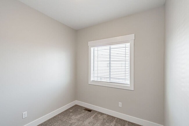 Building Photo - 654 S Saturn Ave