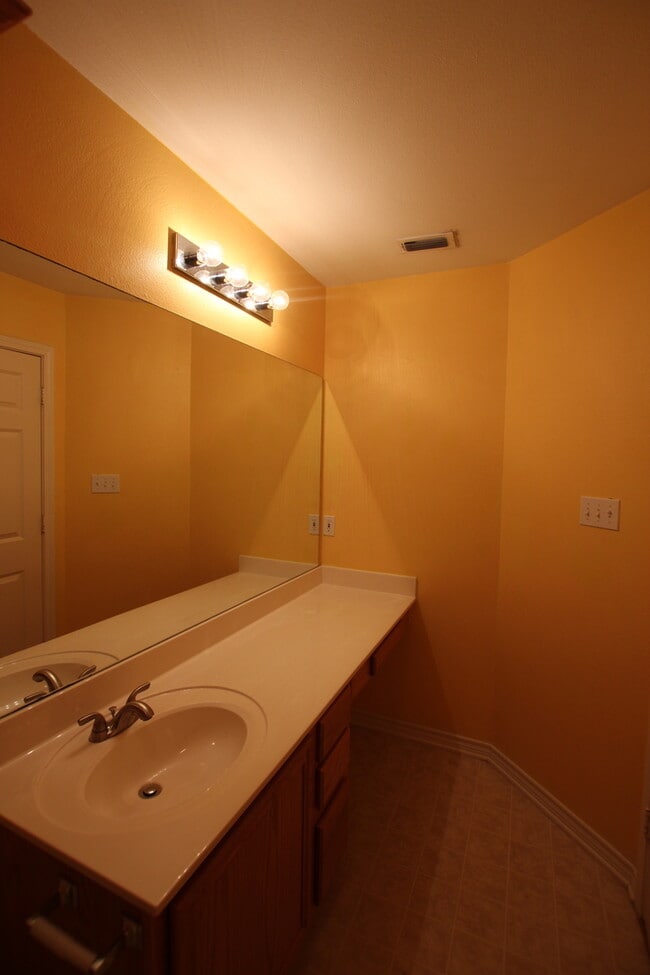 Building Photo - Coming Soon! 3 Bedroom in Flint!