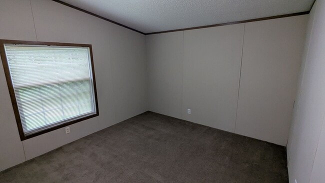 Building Photo - Newly renovated gem located at Earl Lake i...