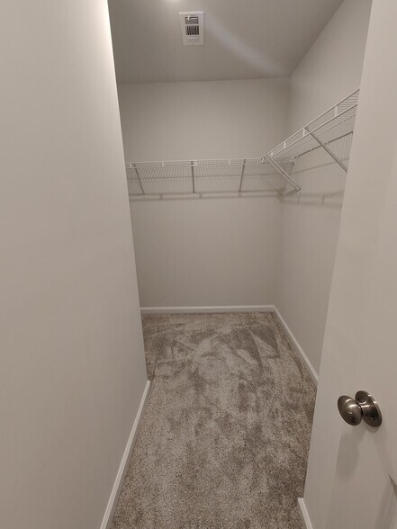 Building Photo - 806 Falls Grove Trl