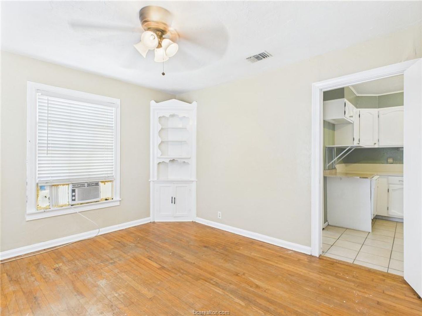 Building Photo - LATE JULY MOVE IN!  Adorable 3 Bedroom 2 Bathroom House