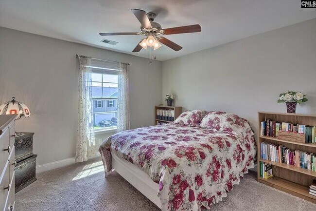 Building Photo - Spacious home for big families