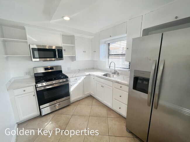 Building Photo - Single-level apartment in Oceanside a block to the beach!