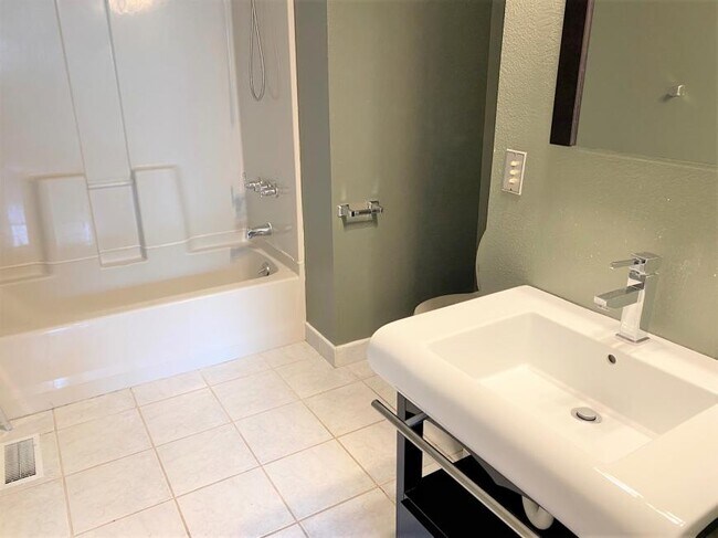Building Photo - 5 bedroom in Seattle WA 98115