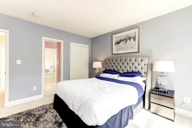 Building Photo - 2945 Oakton Knoll Ct