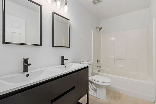 Building Photo - Beautifully Updated 2 Bed, 1.5 Bath House