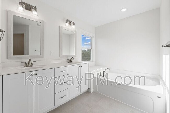 Building Photo - 738 Woodvine Dr