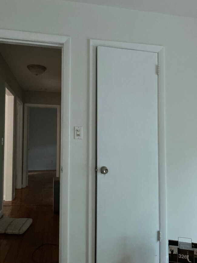 Building Photo - 3 bedroom 2 bathroom house conveniently lo...