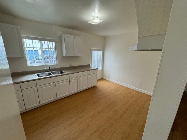 Building Photo - 5566 Kinston Ave