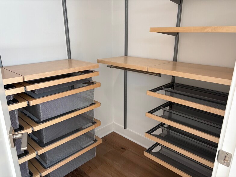 Building Photo - 857 1/2 Hyperion Ave